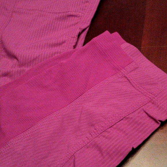 LIKE NEW bright pink lululemon crops - Picture 4 of 10